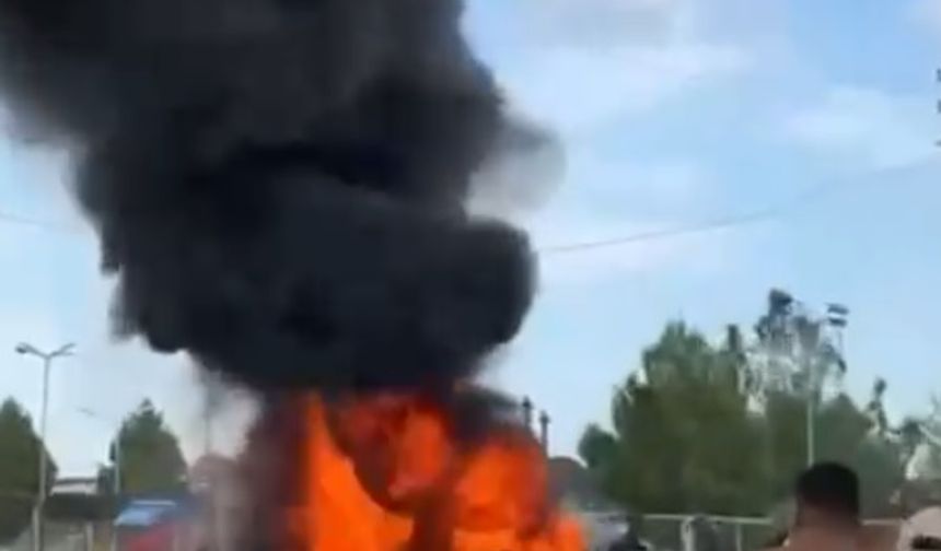 Adana'da Park Halindeki Kamyonun Kupası Yandı