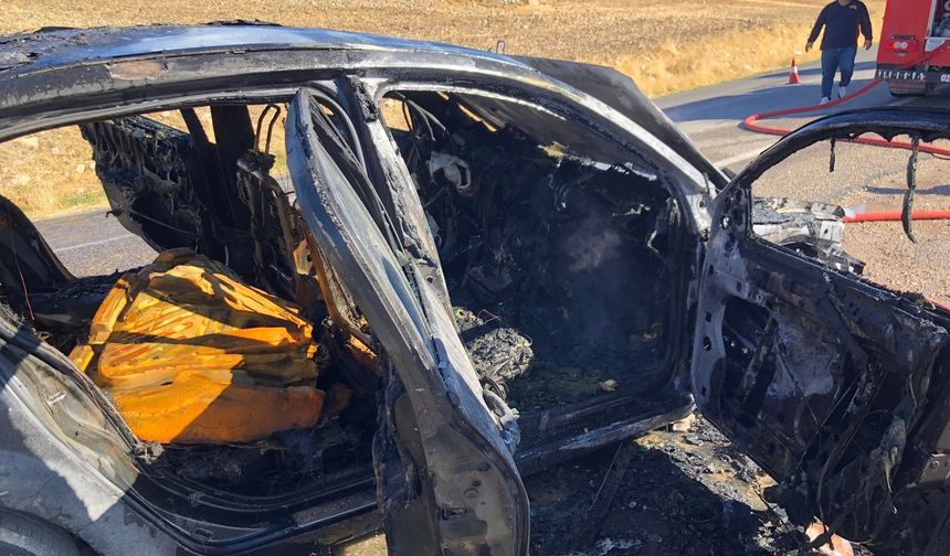 Adıyaman'da seyir halindeki otomobil alev topuna döndü