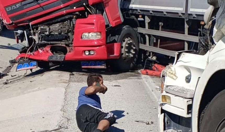 Afyon'da 2 TIR Çarpıştı