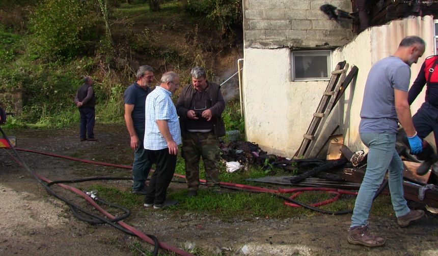 Artvin'de ahşap evi alevler sardı