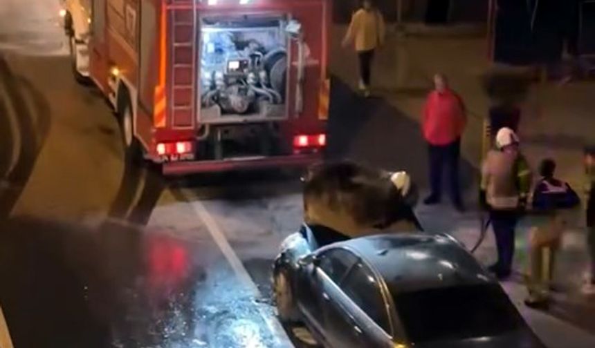 Avcılar D-100 yan yolda otomobil alevlere teslim oldu