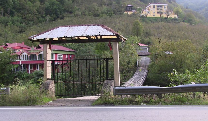 Borçka'da asma köprüye demir kapı yaptırdı