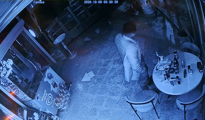 Burdur'da Marketin Camını Kırıp Girdi ve Karnını Doyurup Gitti