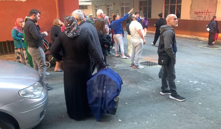 Çıkan yangında 4 daire zarar gördü