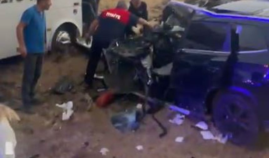 Cip ve midibüs kafa kafaya çarpıştı