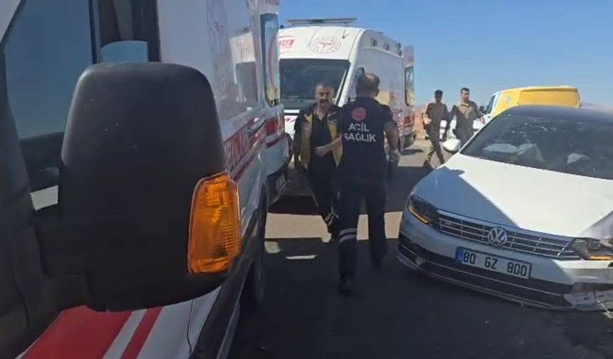 Cizre'de otomobil ve hafif ticari araç çarpıştı