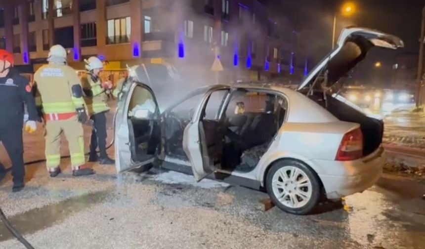 Düzce'de park halindeki otomobil alev alev yandı