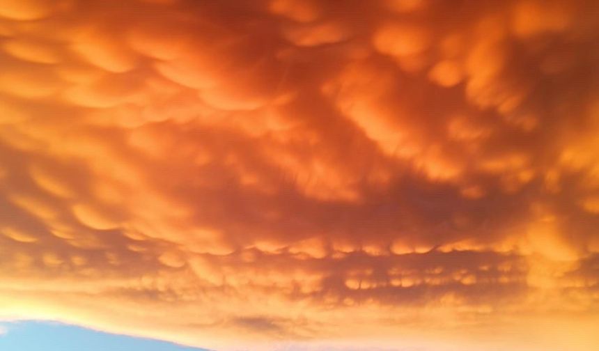 Fethiye semalarında Mammatus bulutları ilgi odağı oldu