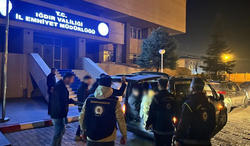 Hafif ticari aracın bagajından kaçak göçmenler çıktı