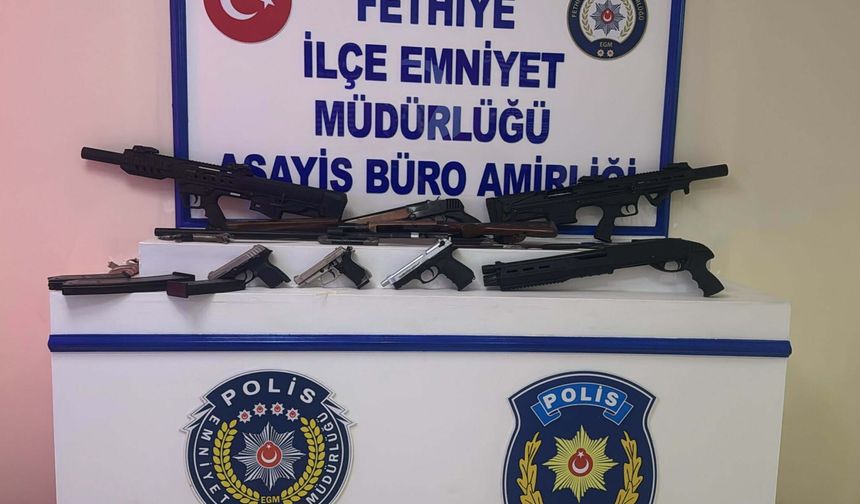 İş yerinin önüne bırakılan çantada silahlar bulundu