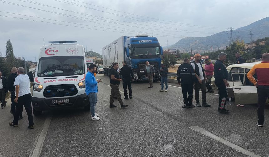 Isparta’da TIR ile 2 otomobil çarpıştı: 2 ölü, 3 yaralı