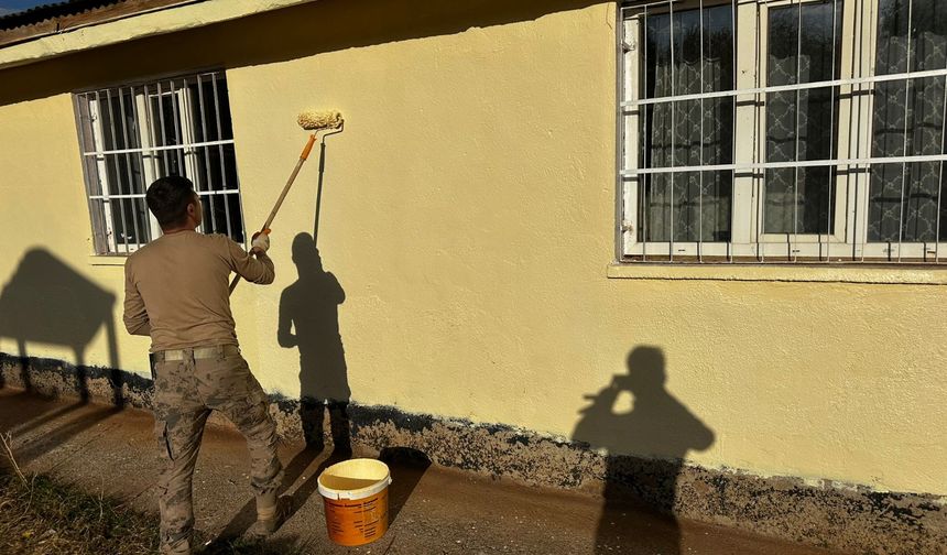 Jandarma köy okuluna bakım yaptı