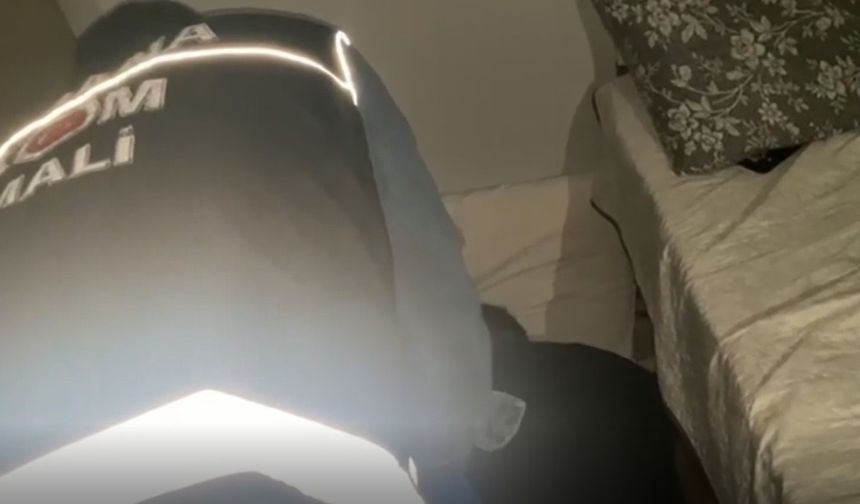 Kadınlar Günü'nde Çiçek Verip, 95 Bin Dolarlık Senet İmzalattılar