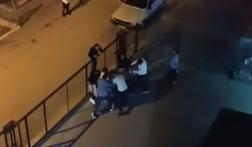 Kavgayı ayırmaya çalışanı dövdüler