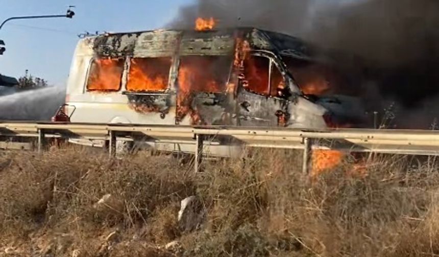 Kaza yapan motosikletin sürücüsü yangında yaşamını yitirdi