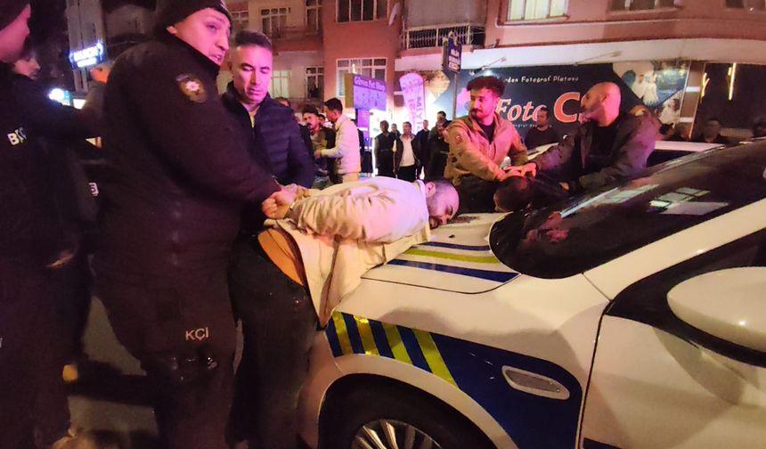 Kimliğini vermeyerek trafik şube müdürüne tekme attı, 2 yakını ile tutuklandı