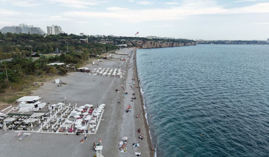 Konyaaltı Sahili'nde Deniz Keyfi