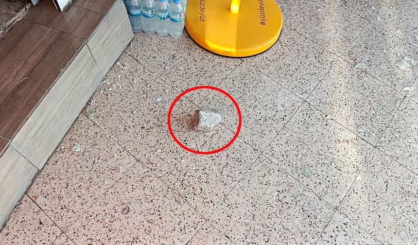 Marketin camını kırıp içeri girdi