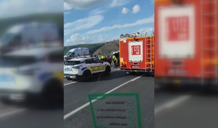 Osmaniye'de Yolcu Minibüsü Refüje Devrildi