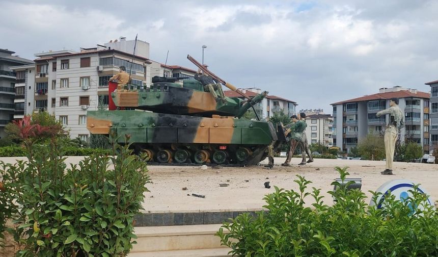 Otomobil tank anıtına çaparak alev aldı