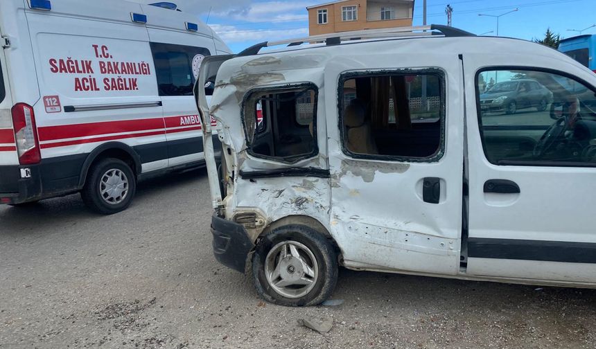 Sinop'ta 2 motosiklet hafif ticari araçla çarpıştı: Yaralılar var