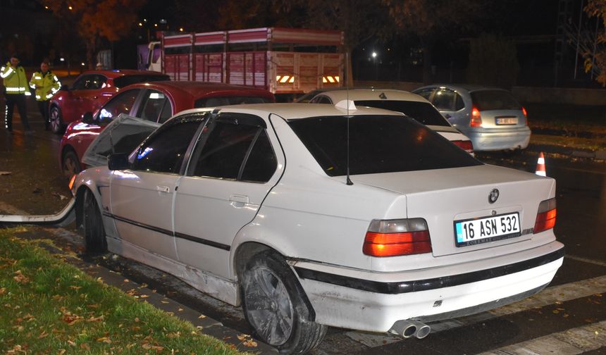 Sivas'ta 5 otomobil zincirleme kazaya karıştı