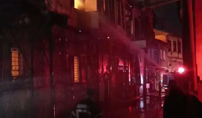 Tarsus'ta iki ahşap ev, alevlere teslim oldu