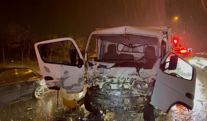 Ticari taksi iki kamyon arasında sıkıştı