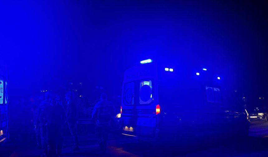 TIR devrilince otomobili bariyere sıkıştırdı