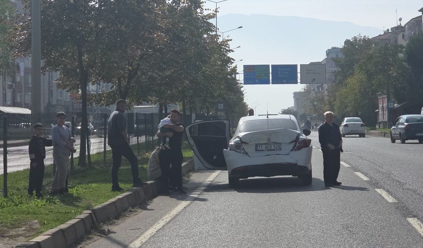 TIR, Kırmızı Işıkta Bekleyen Otomobile Çarptı