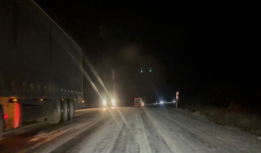 TIR'lar Ilgar Geçidi'nde mahsur kaldı