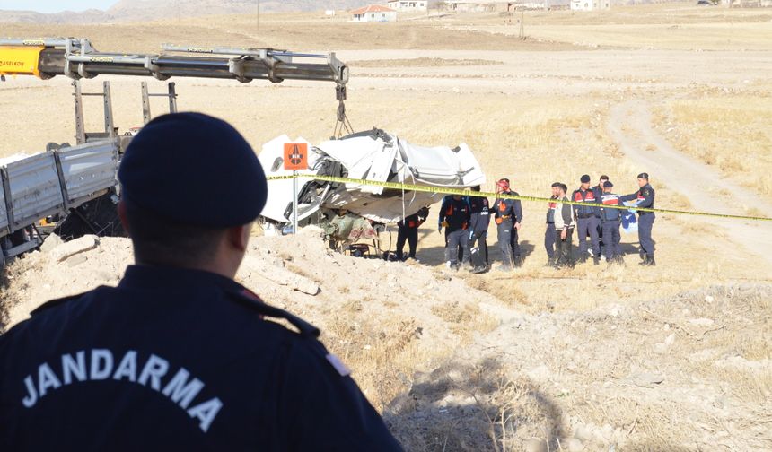 Toprak yığınına çarpan TIR'ın şoförü yaşamını yitirdi