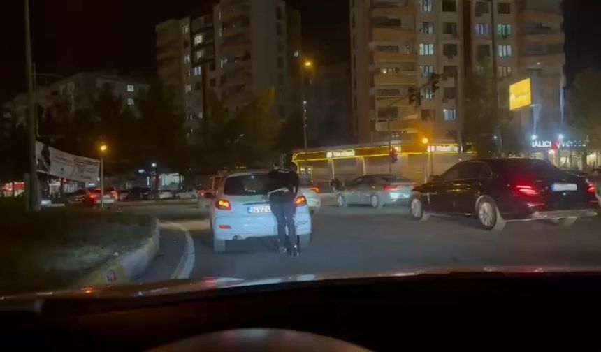 Trafik polisinden yolda kalan sürücüye yardım