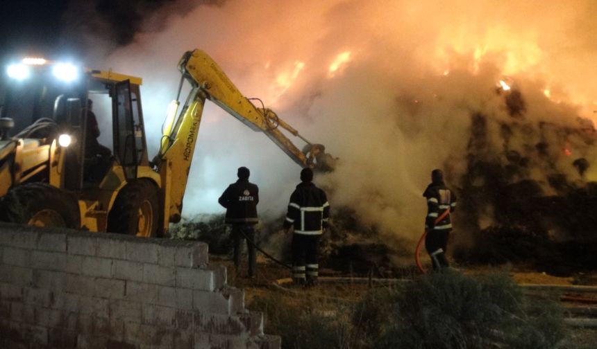 Yaklaşık 600 ton saman balyası alev topuna dönüştü