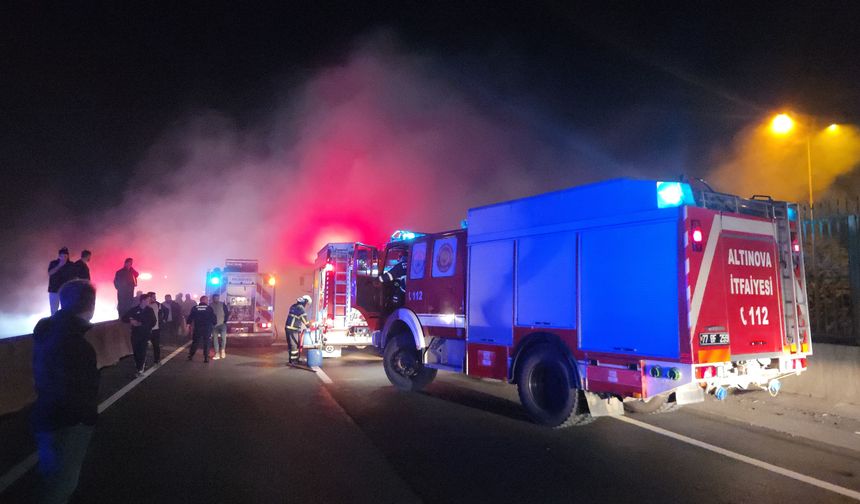 Yalova'da konserve yüklü TIR, alev aldı