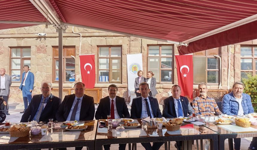 Ertunç Güngör muhtarlarla bir arada