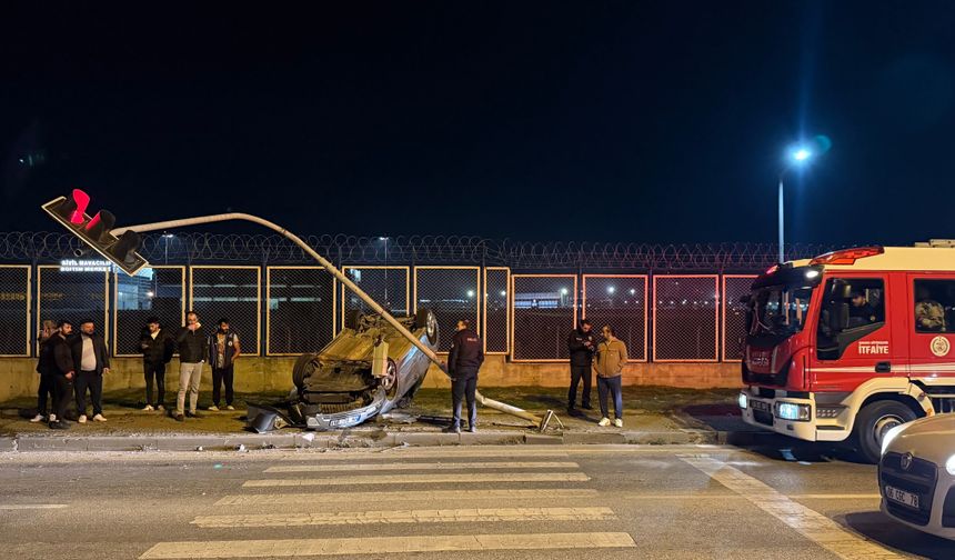 Çubuk'ta otomobil trafik ışığına çarptı: 1 yaralı