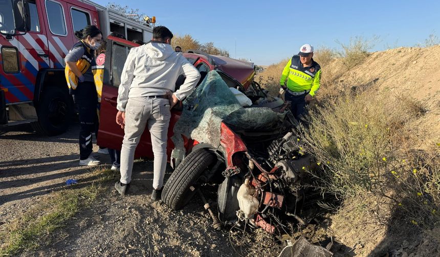 Kırşehir'de kamyonla otomobilin çarpışması can aldı
