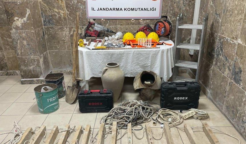 Nevşehir'de kaçak kazı yapan zanlılar suçüstü yakalandı