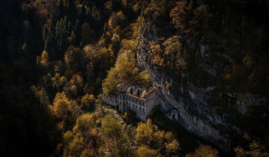 Tarihi Sümela ile Vazelon manastırları sonbaharın renkleriyle bütünleşti
