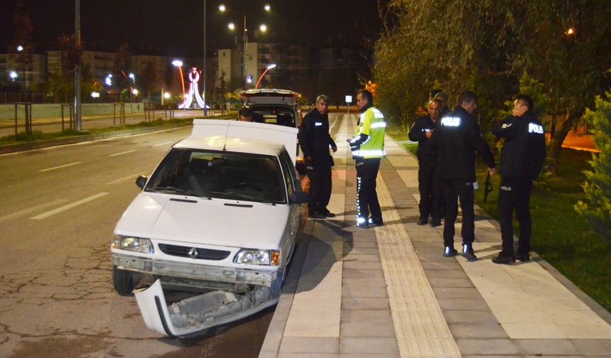 Alkollü ve ehliyetsiz sürücü, kaçarken kaza yaparak yakalandı