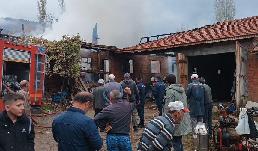 Amasya'da tek katlı ev alev aldı