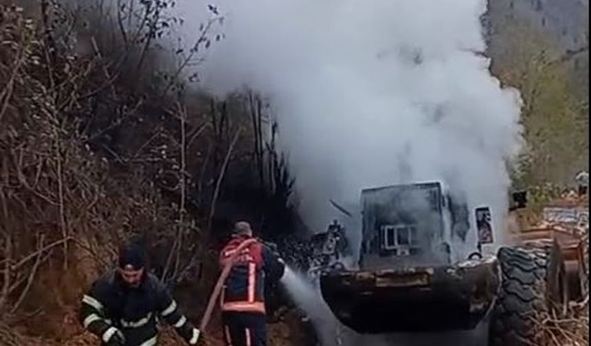 Artvin'de iş makinesini alevler sardı