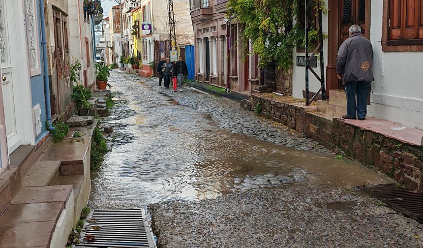 Ayvalık'ta sağanak yağmur yaşamı olumsuz etkiledi