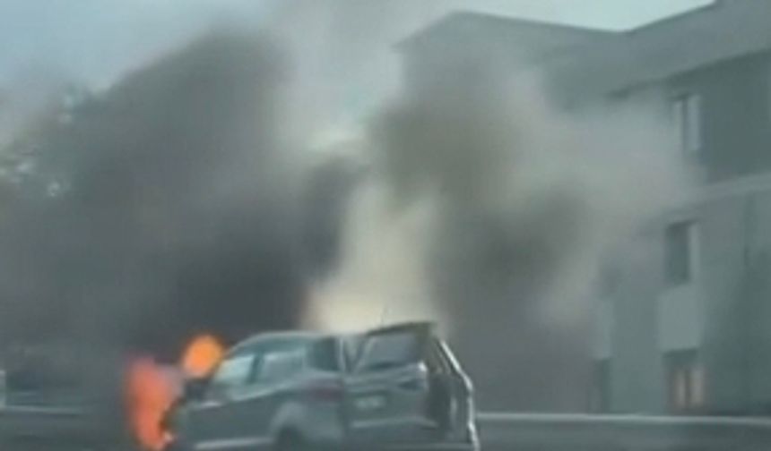 Büyükçekmece'de Otomobil Alev Alev Kaldı