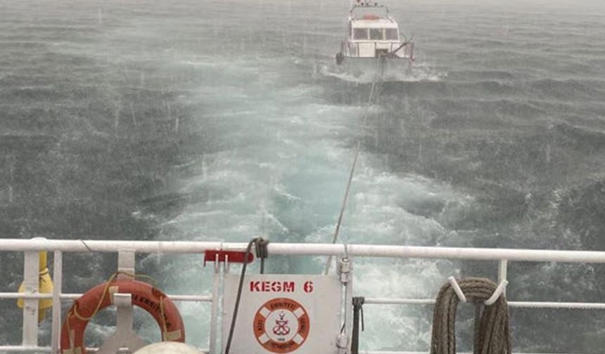 Çanakkale Boğazı’nda Tekne Kurtarıldı