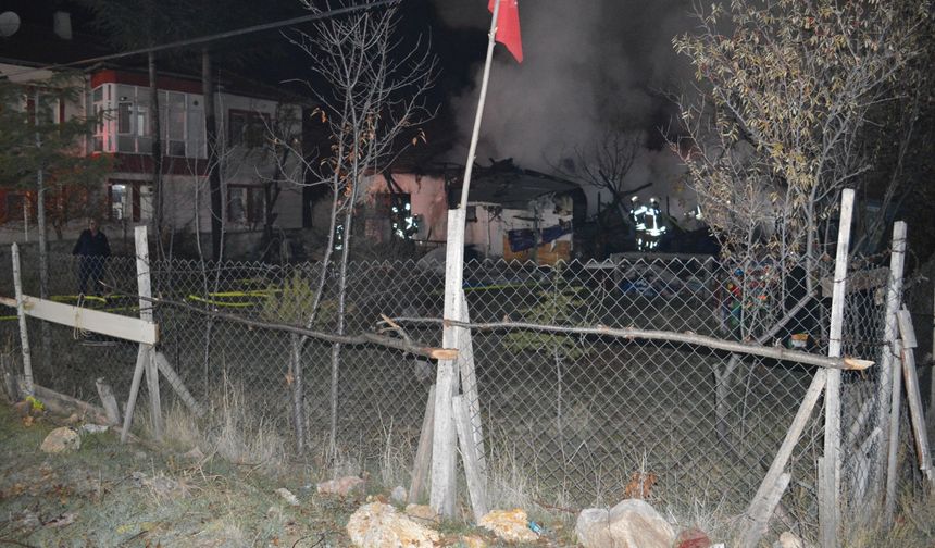 Çubuk'ta Zihinsel Engelli 3 Kardeşin Evi Kül Oldu