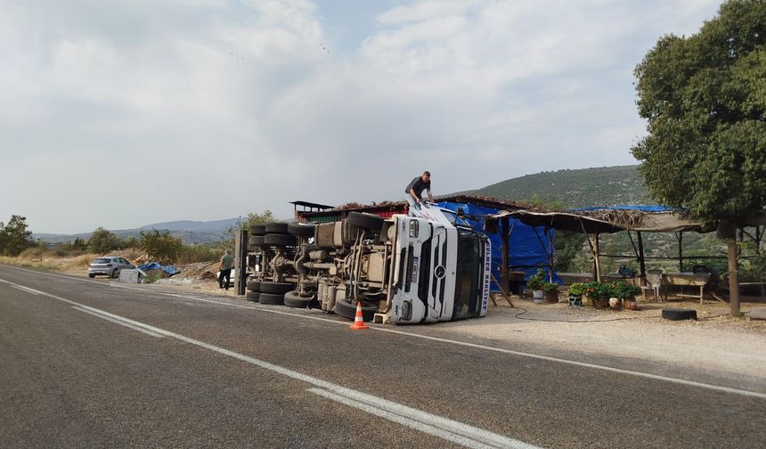 Devrilen kamyon güçlükle durdu