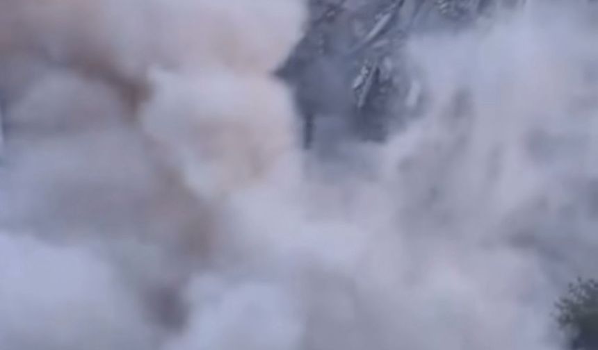 Diyarbakır'da ağır hasarlı bina, yıkım sırasında çöktü