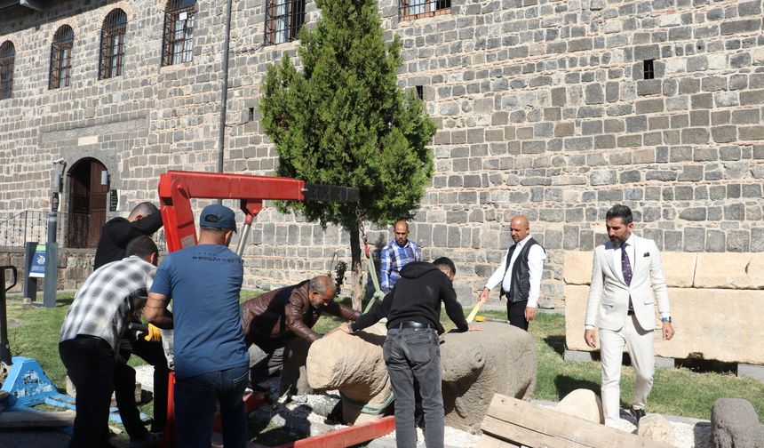 Diyarbakır'da ‘Emojili asker mezar taşı' ziyaretçilerle buluşmaya başladı